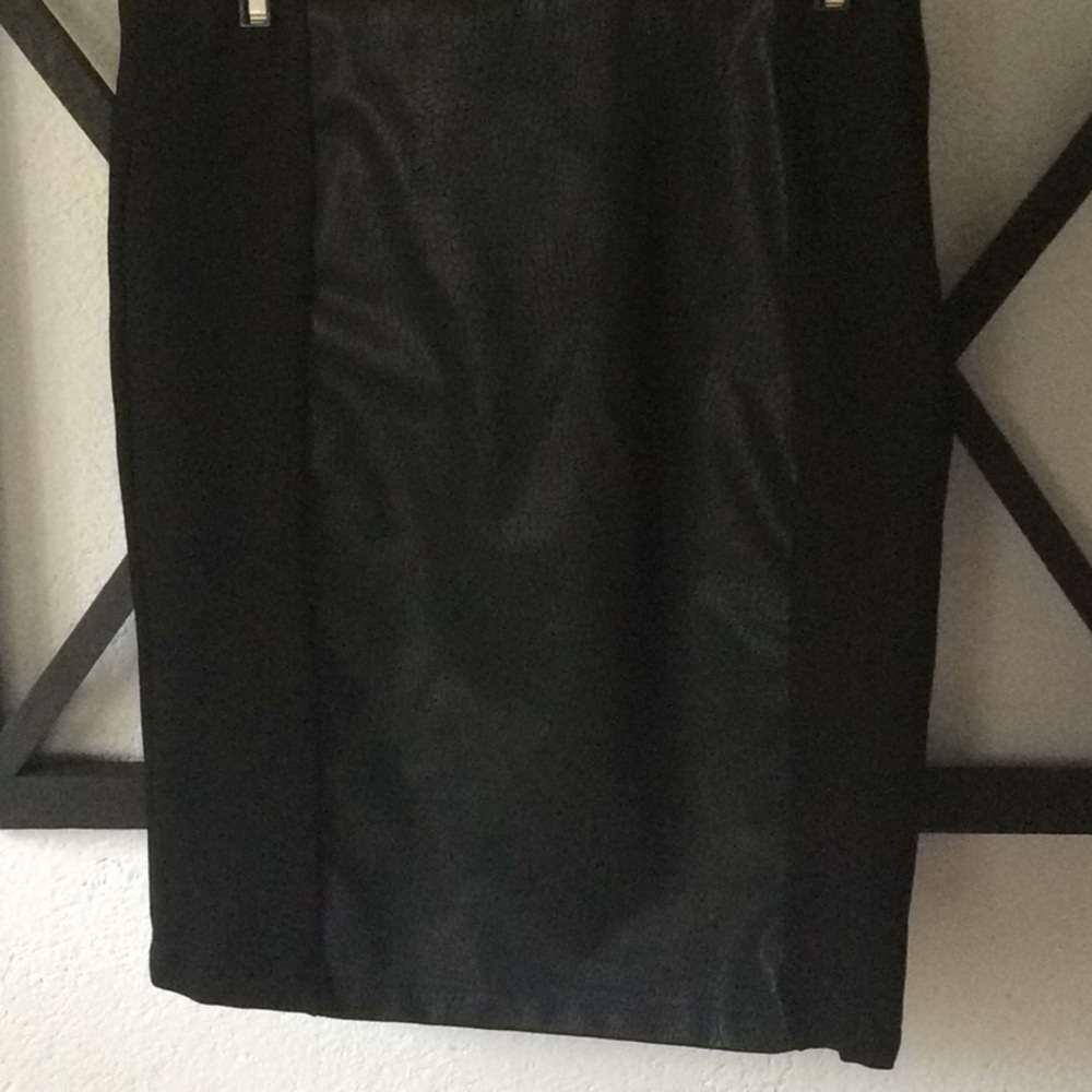Forever 21 Women’s skirt New faux leather front